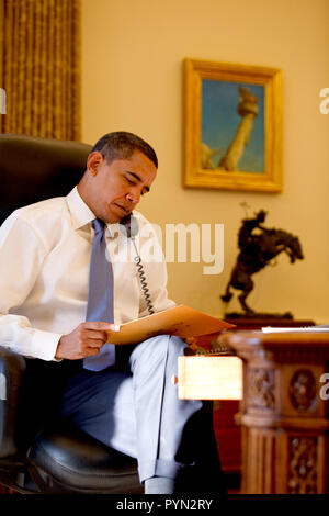 Il presidente Barack Obama ha letto la lettera a sinistra nell'Ufficio Ovale Resolute Desk per lui il giorno precedente, dall ex Presidente George W Bush. La lettera inviata dal presidente precedente al presidente in arrivo è diventato una casa bianca tradizione. 1/21/09 Foto Stock