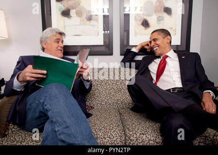 Il presidente Barack Obama condivide un momento con Jay Leno off set del Tonight Show presso la NBC, Burbank California 3/19/09. Foto Stock