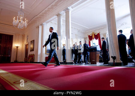 Il presidente Barack Obama si allontana dal podio dopo la consegna di una dichiarazione in merito alla American auto industry in Croce Hall, Grand Foyer della Casa Bianca. Foto Stock