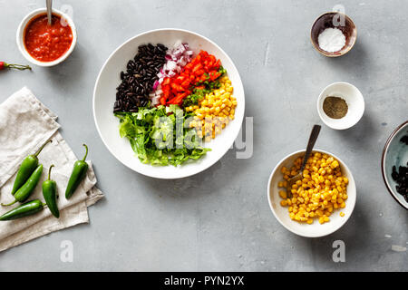 Gli ingredienti per cucinare vegetariano tacos top view flat lay Foto Stock