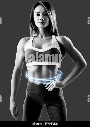 In bianco e nero girato da donna in abbigliamento sportivo ha dimostrato il suo corpo muscoloso. Foto Stock