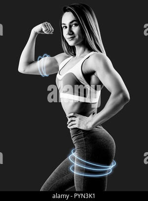 In bianco e nero girato da donna in abbigliamento sportivo ha dimostrato il suo corpo muscoloso. Foto Stock