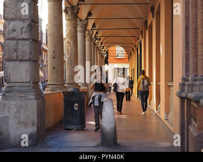 BOLOGNA, Italia - CIRCA NEL SETTEMBRE 2018: le persone nel centro della città Foto Stock