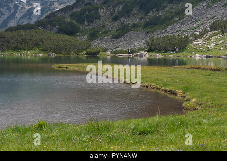 Un paesaggio fantastico di Muratovo lago, montagna Pirin, Bulgaria Foto Stock