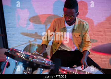 Afro-americano di uomo suonando la batteria Foto Stock