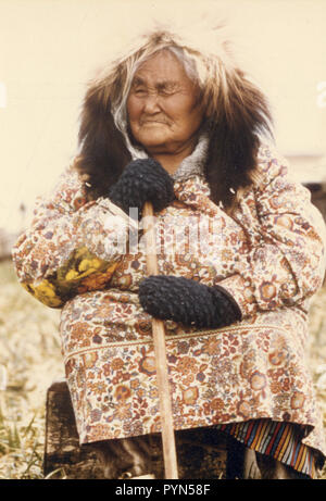 Anziani eschimese lady in tradizionale wolverine parka ruff Giugno 1973 Foto Stock