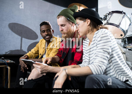 I giovani di refrigerazione Foto Stock