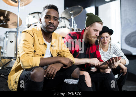 Giovani creativi in Studio Foto Stock