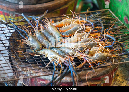 Gamberetti pesce alla griglia sulla stufa. Foto Stock