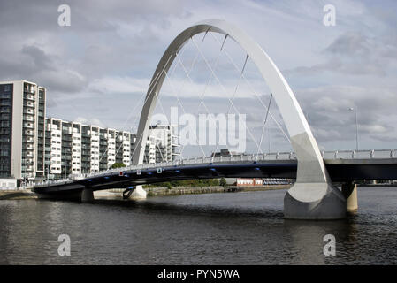 Uno di Glasgow il nuovissimo ponti pedonali ha il nome ufficiale dell'arco di Glasgow, tuttavia, Glaswegians hanno eletto a chiamarlo "il ponte Squinty' come si attraversa il fiume Clyde in corrispondenza di un angolo. Foto Stock