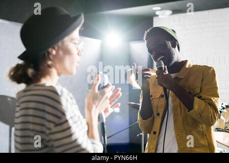 Coppia giovane canto sul palco Foto Stock