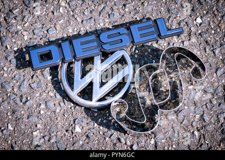 Logo VW, sezione segno e segno di diesel, gasolio scandalo, VW-Logo, Paragrafenzeichen und Dieselzeichen, Dieselskandal Foto Stock