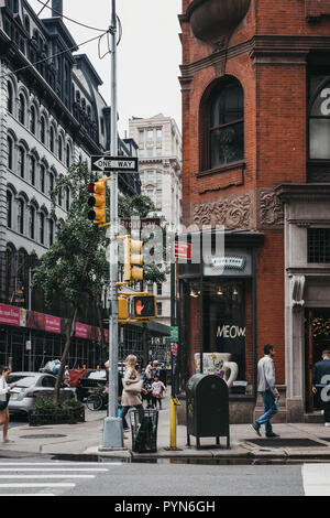 NEW YORK, Stati Uniti d'America - 28 Maggio 2018: la gente camminare su Broadway in New York, Stati Uniti d'America. New York è una delle città più visitate al mondo. Foto Stock