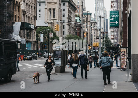 New York, Stati Uniti d'America - 29 Maggio 2018: la gente a camminare su una strada di New York, Stati Uniti d'America. New York è una delle città più visitate al mondo. Foto Stock