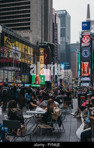 New York, Stati Uniti d'America - 28 Maggio 2018: la gente camminare in Times Square, un importante commerciale e un centro di intrattenimento e di quartiere nel centro di Manhattan, New Foto Stock