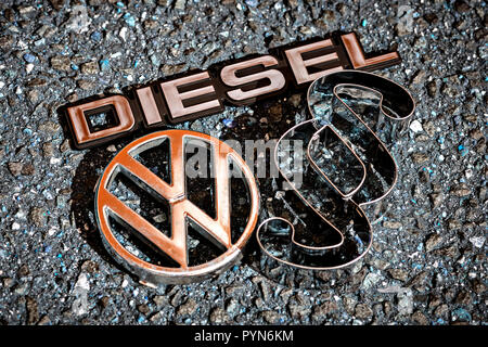 Logo VW, sezione segno e segno di diesel, gasolio scandalo, VW-Logo, Paragrafenzeichen und Dieselzeichen, Dieselskandal Foto Stock