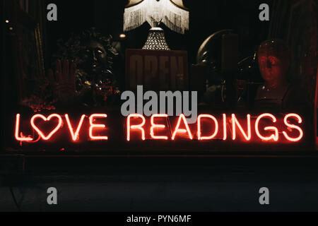 Letture amore parole in luce al neon signage. Foto Stock