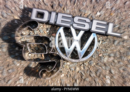 Logo VW, sezione segno e segno di diesel, gasolio scandalo, VW-Logo, Paragrafenzeichen und Dieselzeichen, Dieselskandal Foto Stock