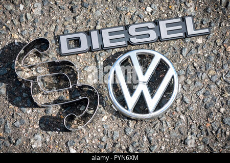 Logo VW, sezione segno e segno di diesel, gasolio scandalo, VW-Logo, Paragrafenzeichen und Dieselzeichen, Dieselskandal Foto Stock