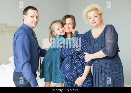 La famiglia a casa. Figlia della madre, padre e nonna Foto Stock