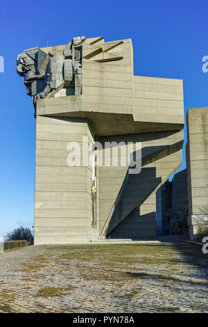 SHUMEN, Bulgaria - 10 Aprile 2017: fondatori dello Stato bulgaro monumento vicino alla città di Shumen, Bulgaria Foto Stock