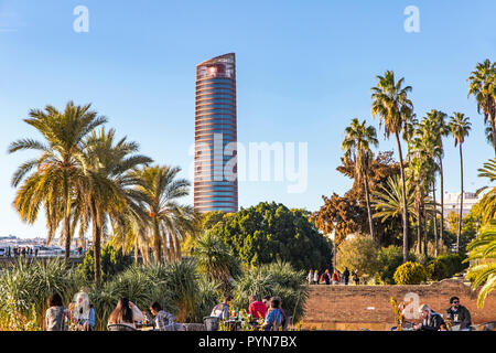 Siviglia, Spagna - 16 dicembre 2017: vista dello skyline della citta' con la torre di Siviglia sullo sfondo (Spagnolo: Torre Sevilla). Office grattacielo a Siviglia, Spa Foto Stock