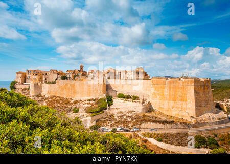 Una vista della pittoresca cittadella di Bonifacio in Corsica, Francia, sulla sommità di un promontorio, con il mare mediterraneo in background Foto Stock