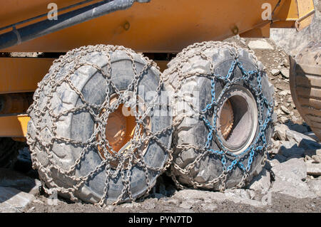 Pesante attrezzatura per movimento terra con le catene da neve su i suoi pneumatici. Fotografato a Stubaier Wildspitze Tirolo, Austria Foto Stock