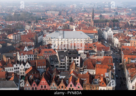 Una vista dal campanile della città fiamminga di Bruges. Belgio, Fiandre, l'Europa. Vista aerea. Foto Stock