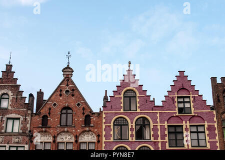 Una vista del famoso e colorate case fiamminga in piazza del mercato (Markt ) di Bruges, Fiandre Occidentali, Belgio, Europa Foto Stock