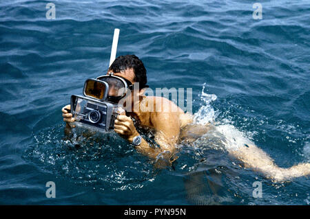 (1962) --- astronauta L. Gordon Cooper Jr partecipa al mercurio fuoriuscita di acqua della formazione. Egli è costretto ad indossare un respiratore e tenendo una telecamera per la fotografia subacquea. Foto Stock