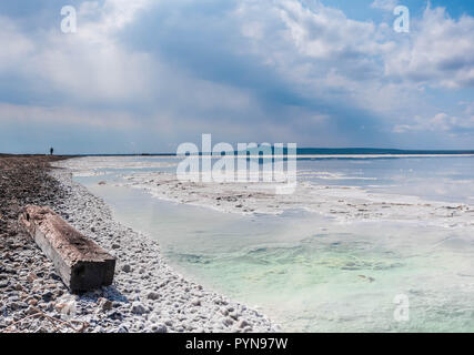 Le pietre sono coperti con una crosta di sale sulle rive del Salar Baskunchak estrazione del sale. Foto Stock