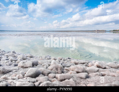 Le pietre sono coperti con una crosta di sale sulle rive del Salar Baskunchak estrazione del sale. Foto Stock