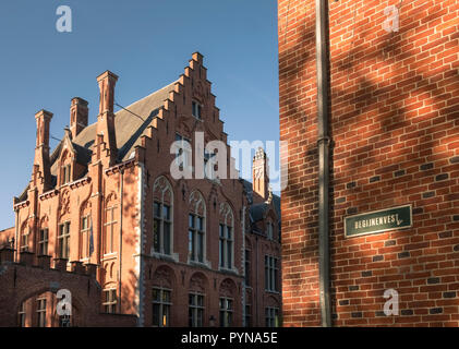 Ornato dettagli architettonici di proprietà situata a Begijnenvest, Minniewater, Bruges, Fiandre Occidentali, Belgio Foto Stock