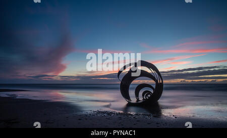 Tramonto sulla spiaggia a Cleveleys sul Lancashire costa con le opere di Maria Shell in primo piano della fotocamera digitale Foto Stock