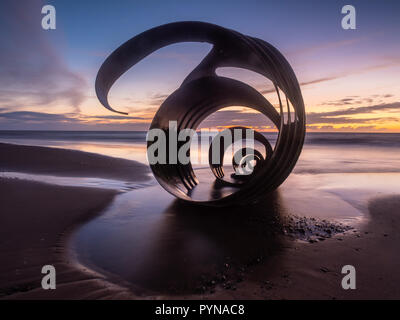 Tramonto sulla spiaggia a Cleveleys sul Lancashire costa con le opere di Maria Shell in primo piano Foto Stock