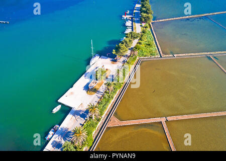Il sale di Ston campi e turchese porto vista aerea, palm waterfront sulla penisola di Peljesac od Croazia Foto Stock