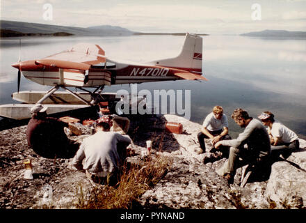 Agosto 1972 - Festa di pesca da Brooks Camp, Katmai monumento nazionale, Alaska, Lago Naknek Foto Stock