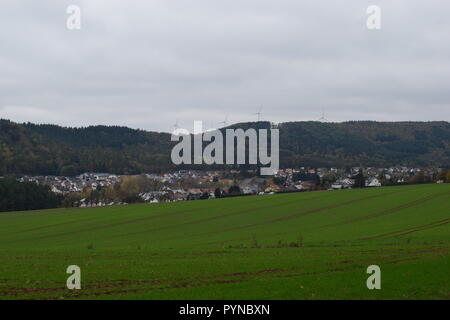 Autunno in Reimsbach nell'anno 2018 visto dalla direzione sud-ovest verso la città. Herbst in Reimsbach in dem Jahr 2018. Foto Stock