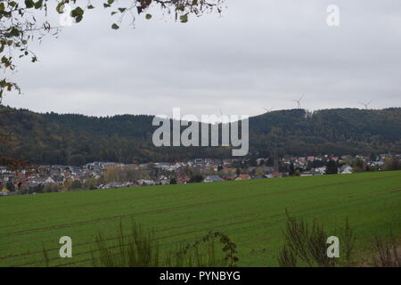 Autunno in Reimsbach nell'anno 2018 visto dalla direzione sud-ovest verso la città. Herbst in Reimsbach in dem Jahr 2018. Foto Stock