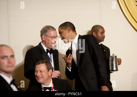 Il presidente Barack Obama parla con il Senato leader della minoranza Mitch McConnell all'Erba medica annuale cena presso il Capital Hilton Hotel di Washington, D.C. Foto Stock