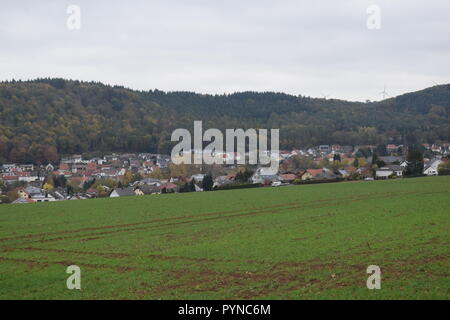 Autunno in Reimsbach nell'anno 2018 visto dalla direzione sud-ovest verso la città. Herbst in Reimsbach in dem Jahr 2018. Foto Stock