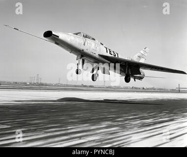 North American F-100A (NACA-200) Super Sabre aereo decollo ca. 1957 Foto Stock