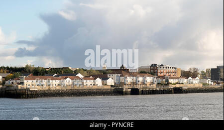 South Shields riverside housing development sulla banca del fiume Tyne, North East England, Regno Unito Foto Stock