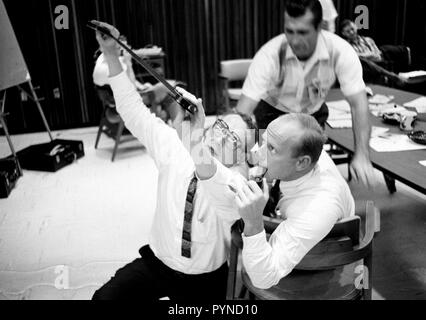 (23 Sett. 1966) --- gli astronauti Charles Conrad Jr. (con tubo) e Richard F. Gordon Jr. (fondo) visualizzare negativi da loro Gemini-11 missione. Foto Stock