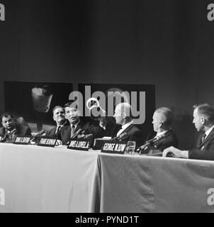 (3 gennaio 1966) --- vista la Gemini 6 e 7 conferenza stampa. Da destra a sinistra sono amministratore della NASA James E. Webb; MSC Vice Direttore George M. bassa; e gli astronauti James A. Lovell Jr., Frank Borman, Thomas B. Stafford e Walter Schirra M.. Foto Stock