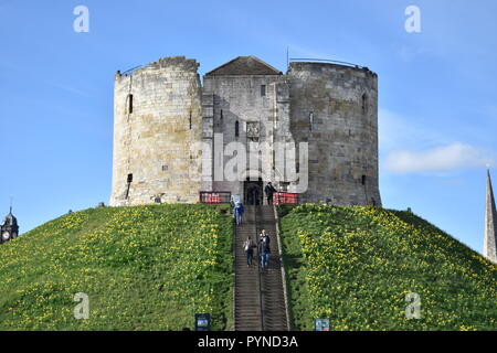 Clifford Tower in primavera, York, Inghilterra Foto Stock