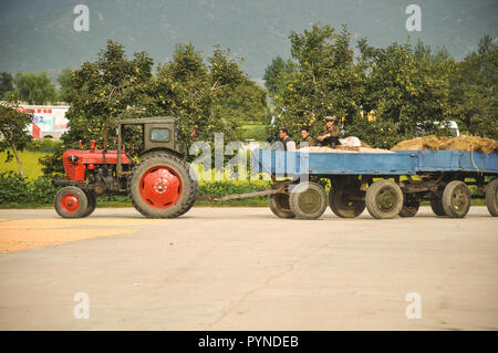 09/08/18, Hamhung, North-Korea: a nord di propaganda coreano economia pianificata del sito con un trattore che arrivano sul sito per mostrare la prosperità e advanced technol Foto Stock