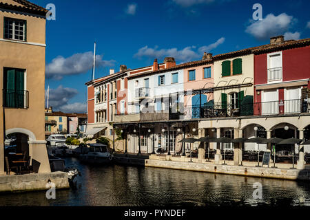 Post Grimaud (la piccola Venezia) con i suoi canali e barche in Francia (Provenza) Foto Stock