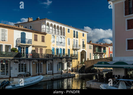 Post Grimaud (la piccola Venezia) con i suoi canali e barche in Francia (Provenza) Foto Stock